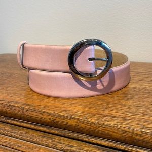 Pink leather belt with round, silver buckle